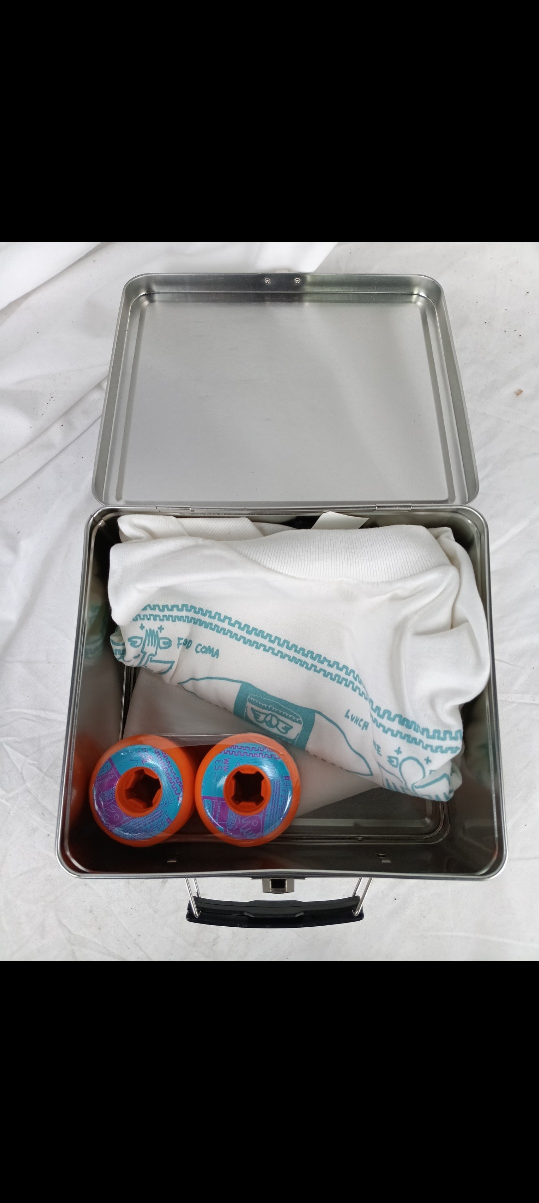 OJ Wheels Chet Childress Luda Crooks Out To Lunch Metal Lunchbox Comes With 53mm OJ Out To Lunch Graphic Wheels And Out To Lunch White Blue Mens Size Large S/s Shirt Vintage Lunchbox Set